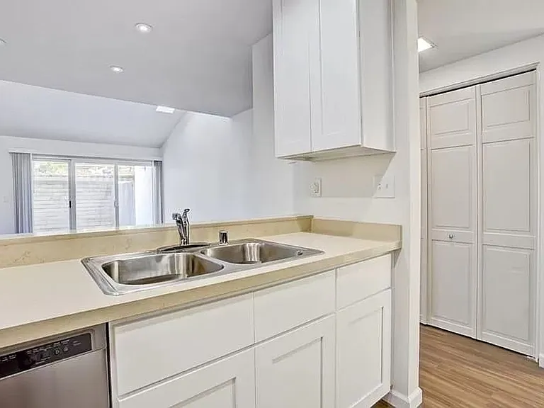 415 W Gutierrez St #8 — Photo 4