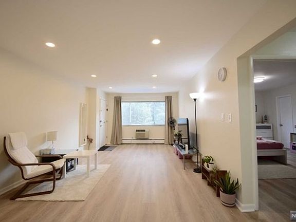 4th image of 1319 Anderson Ave #21-1921