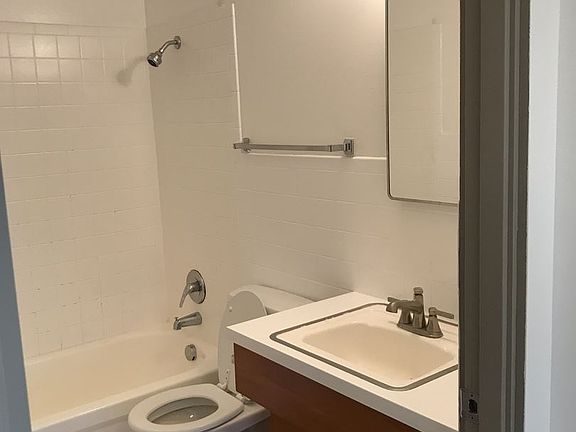 4th image of 11521 26th Ave NE APT 08