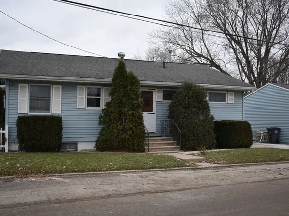 2020 W 4th St, Dixon, IL 61021