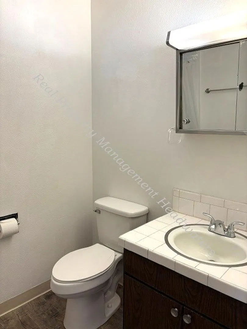 Fee St 401 & 403 — Photo 4