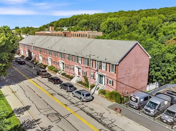 900 Lawrence St #13, Lowell, MA 01852