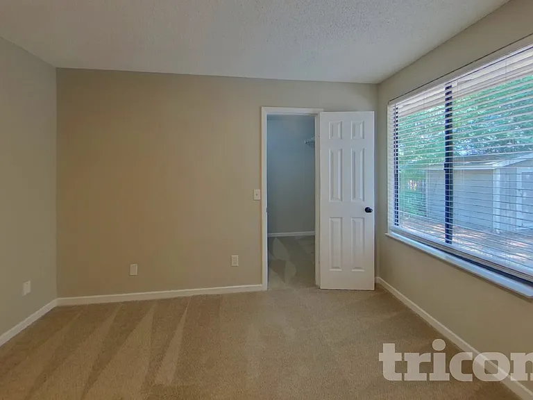 12124 Roundham Ln N — Photo 11