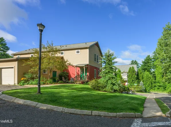 2 Rose Ct E, Great Barrington, MA 01230