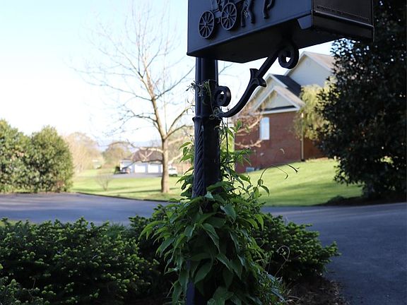 4th image of 16075 Briarwood Ln