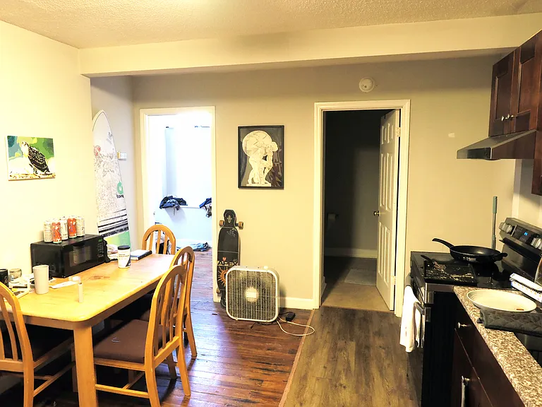 126 Alexander St — Photo 32