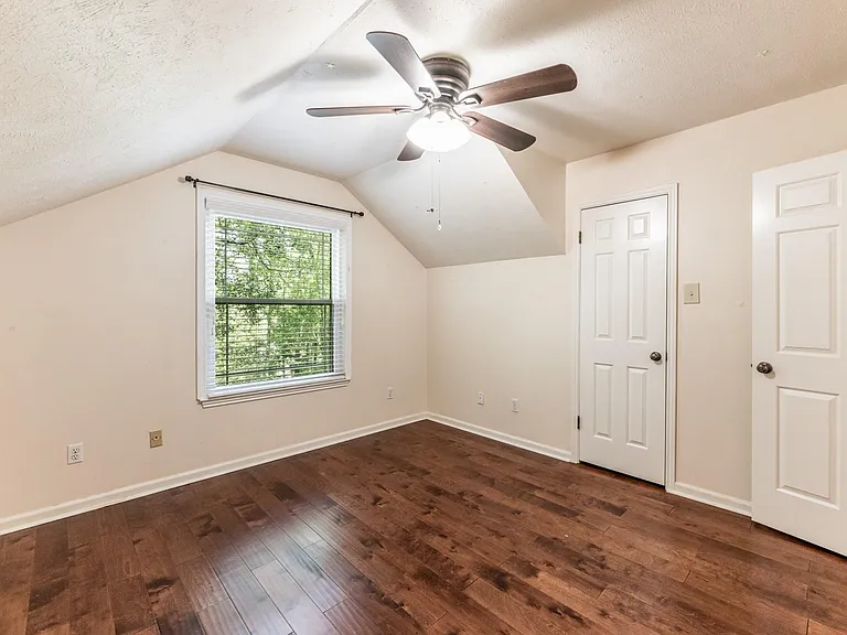 1006 Amesbury Ct — Photo 14