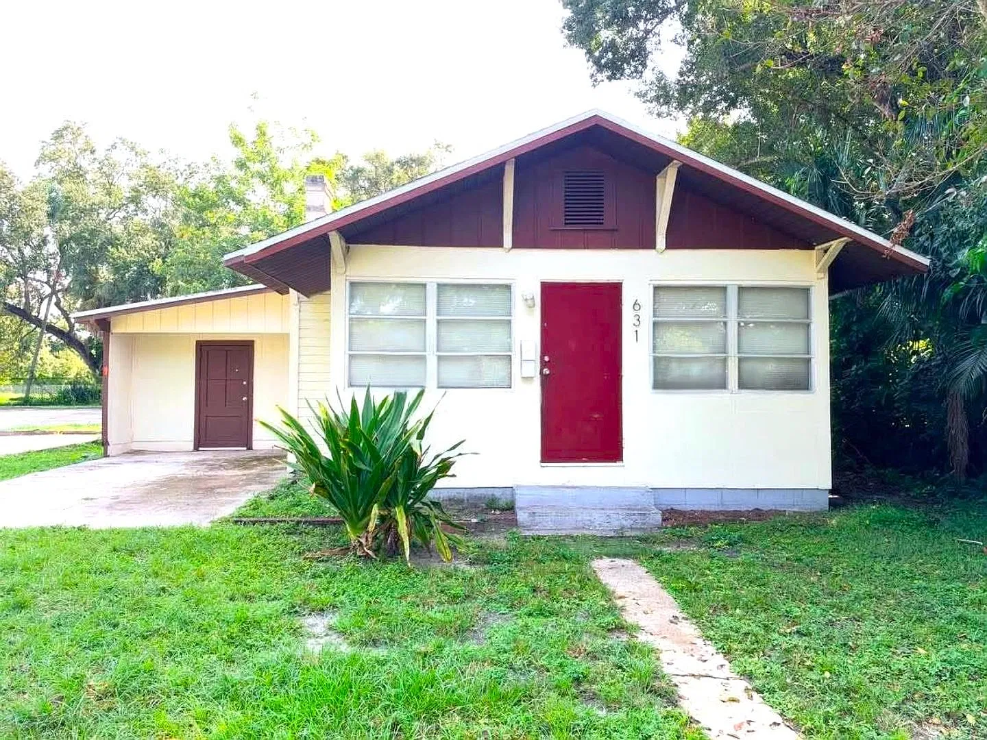 First Month's Rent Free! Huge 3/1 Downtown Ft. Myers Big Yard! — Photo 2