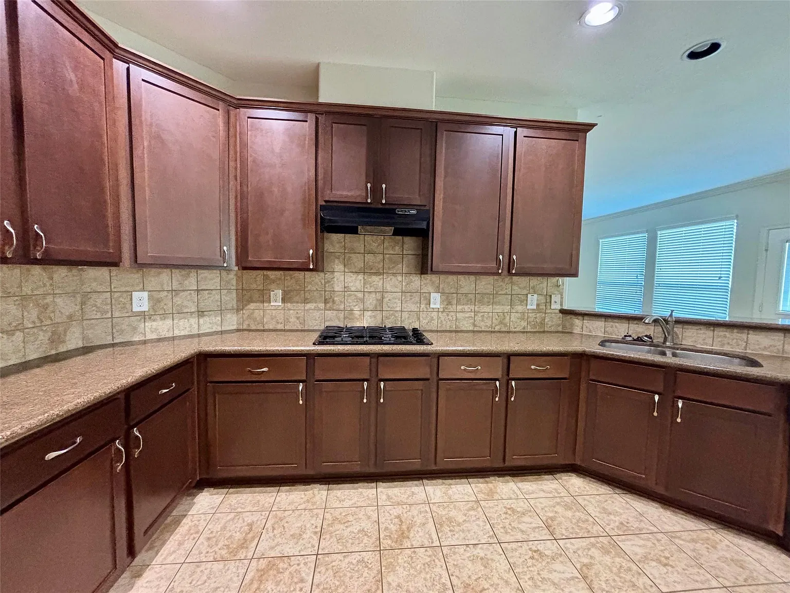 3 bed, 2.0 bath, 1676 sqft, $2,200 — Photo 2