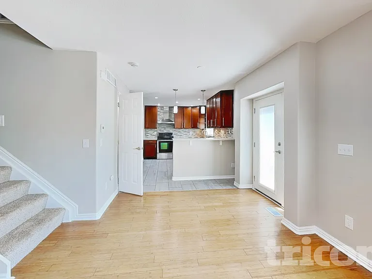 1392 S Akron Ct — Photo 4