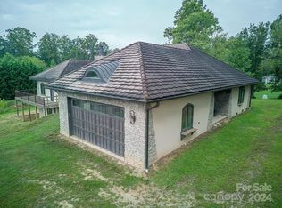 110 E Glenwood Ln, Hendersonville, NC 28792
