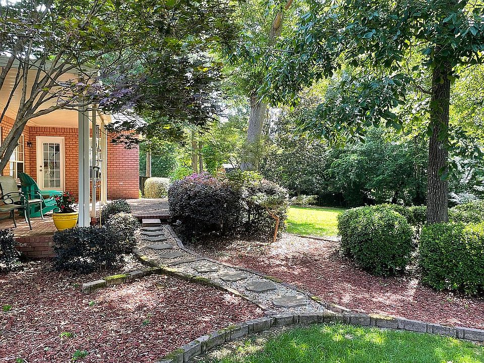 2nd image of 210 Knob Hill Dr