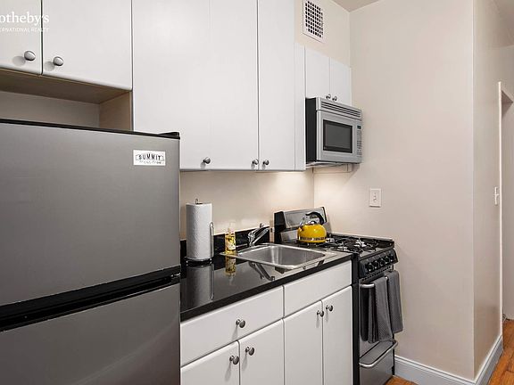 3rd image of 312 W 23rd St APT 3T