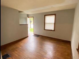 (01) 2547-2549 Neil Avenue