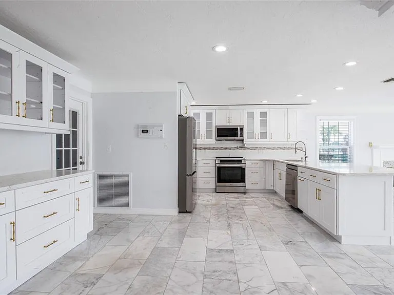 551 Crystal Dr — Photo 24