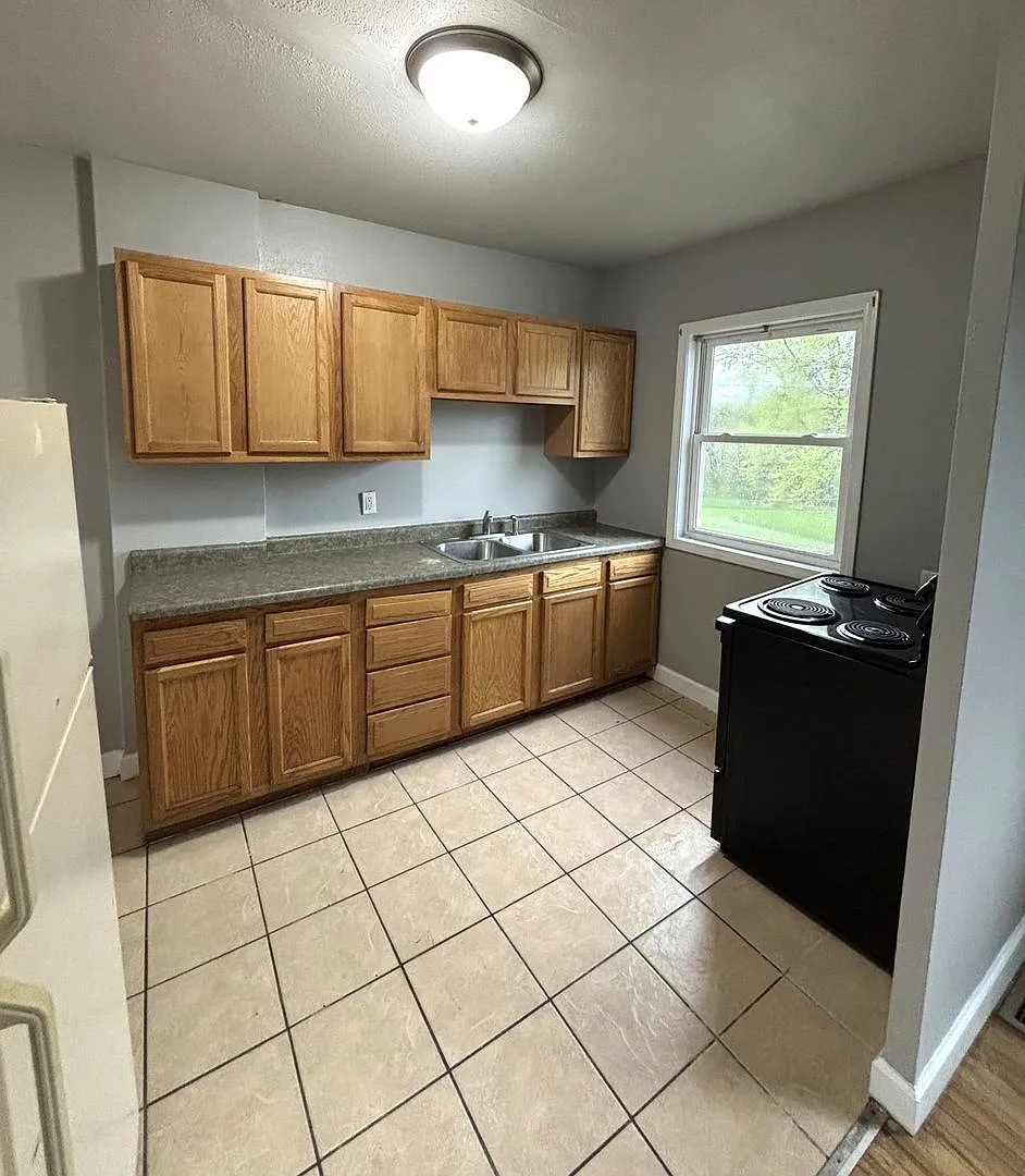 **Rent Recently Reduced!! ** 2 Bedroom Townhome With Walk Out Basement For Rent In Waterloo! — Photo 2