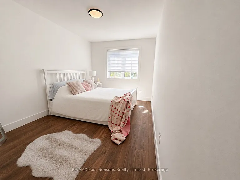 137 White Oak Cres — Photo 15