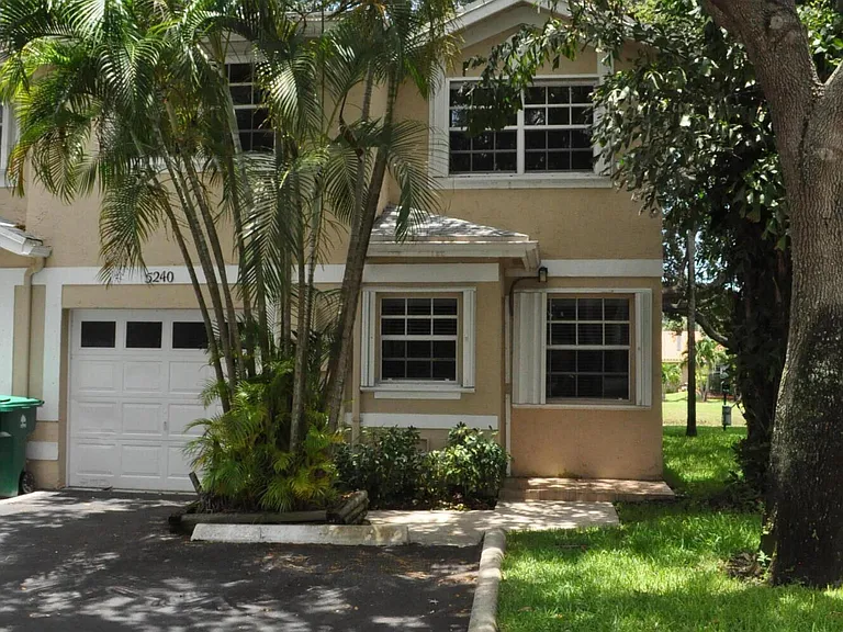 5240 SW 121st Ave — Photo 1