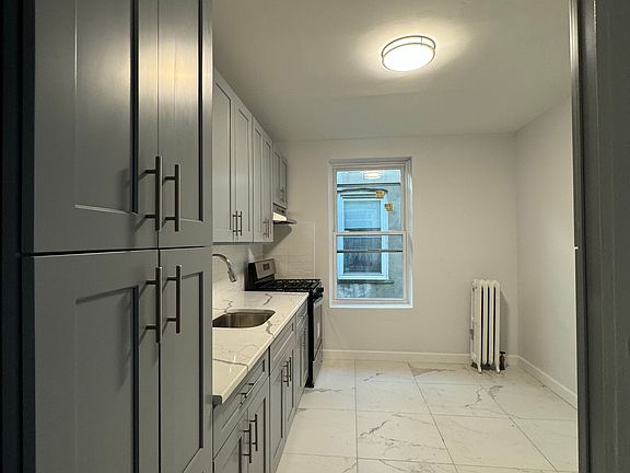 3rd image of 438 Berriman St APT 2R