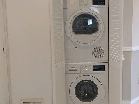 5th image of 6010 Romaine St APT 104