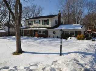 327 Shagbark Dr, Rochester Hills, MI 48309