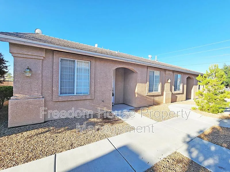 2 bed, 2.0 bath, 901 sqft, $1,141 — Photo 2