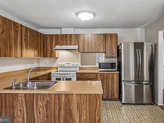 4th image of 8953 Skyrock Ct