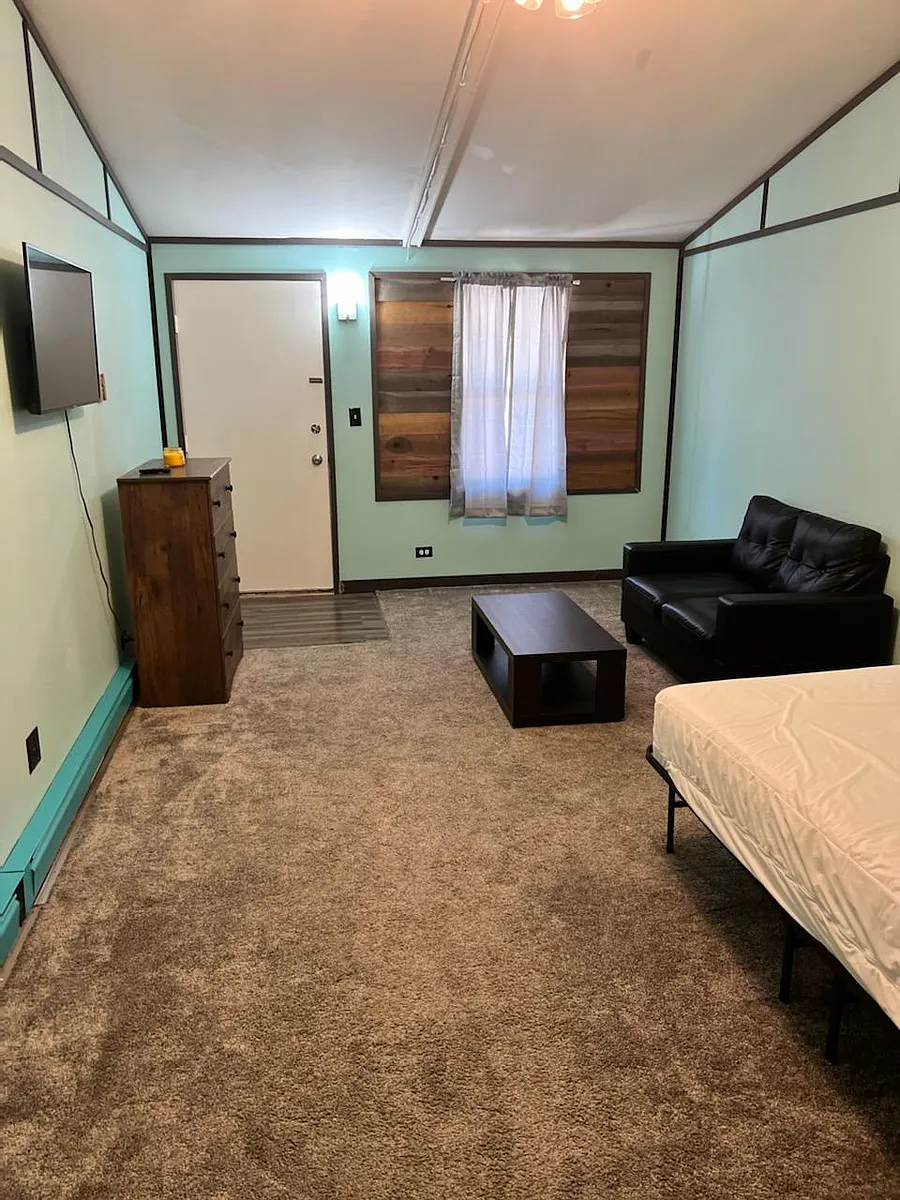 Large room - 303 Quincy St #5
