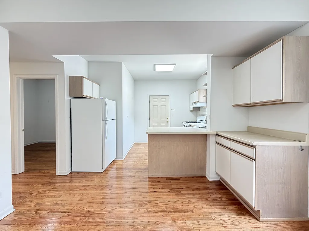 Appealing 3 Bed, 1 Bath at Ridge +Glenwood (Edgewater) — Photo 2