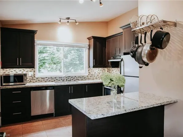 1 Vera Ct, Hamilton, ON L8K 4G7