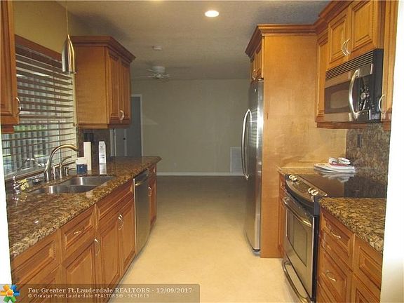 BEAUTIFUL KITCHEN - Wood Cabinets, Upgraded Stainless appliances, Granite Counters.