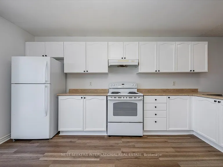 116 Courtney Cres #UPPER LEVEL — Photo 10