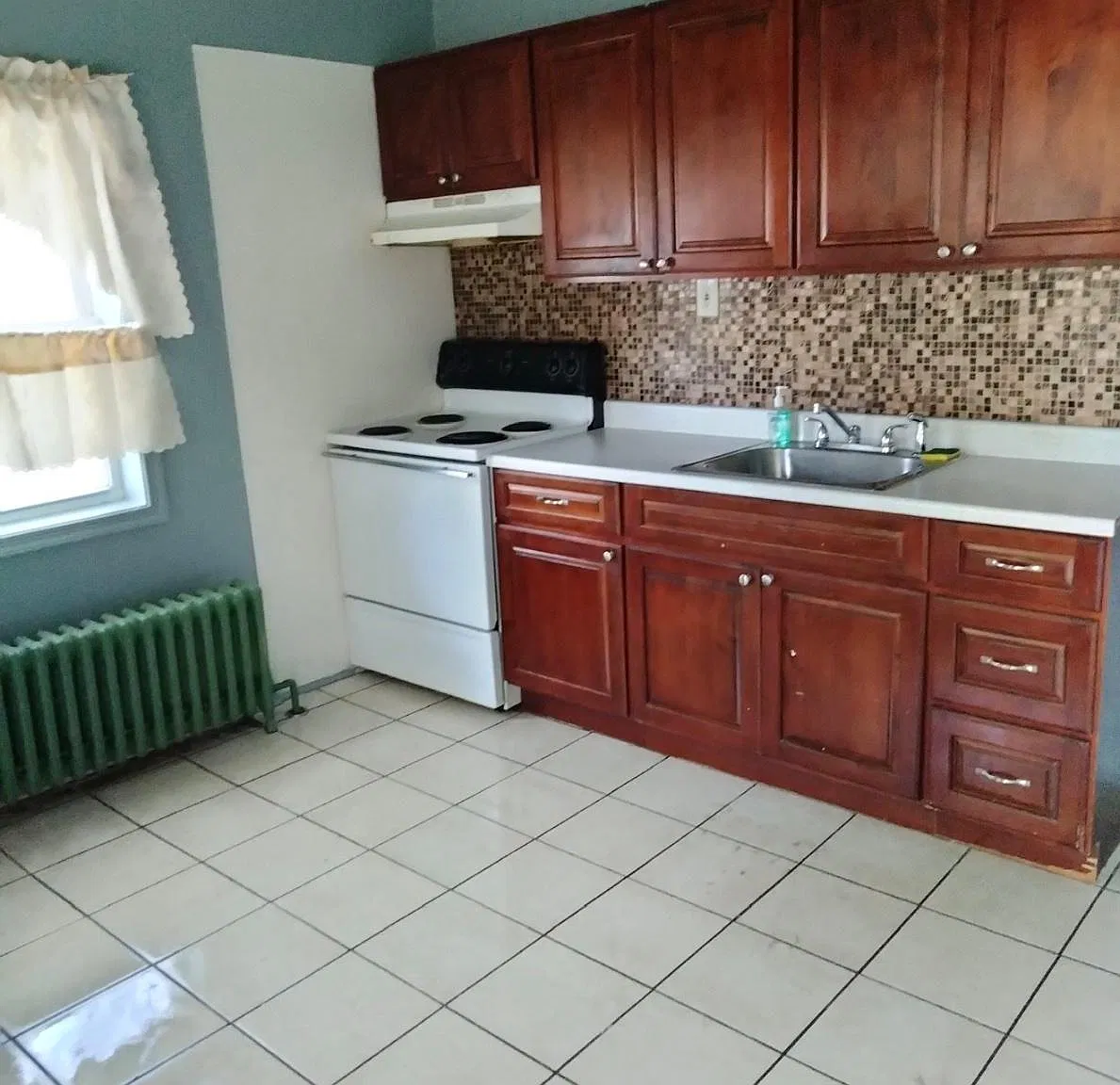 3 bed, 1.0 bath, 1148 sqft, $1,700 — Photo 2