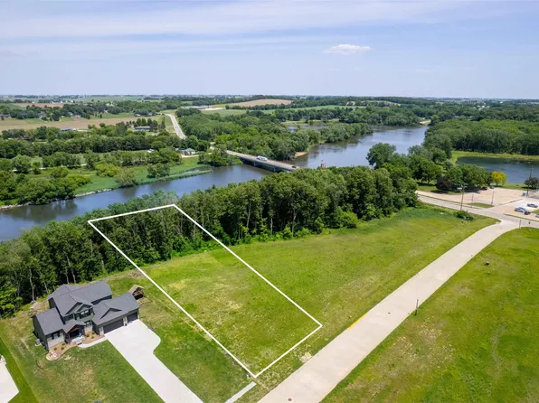 118 Deerfield Cir, Waverly, IA 50677