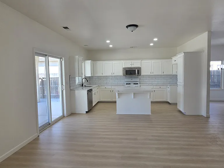 1114 Oak Ave — Photo 3