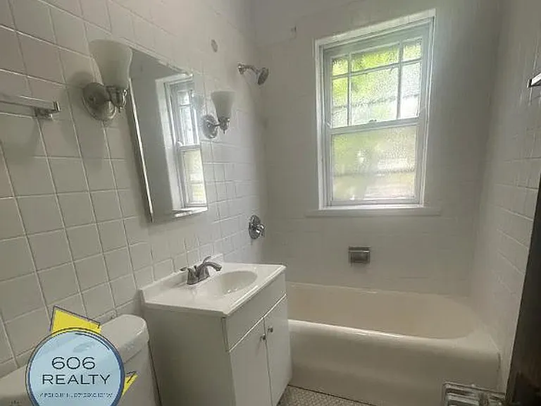 Beautiful Large Berwyn Apts on Wesley! — Photo 16