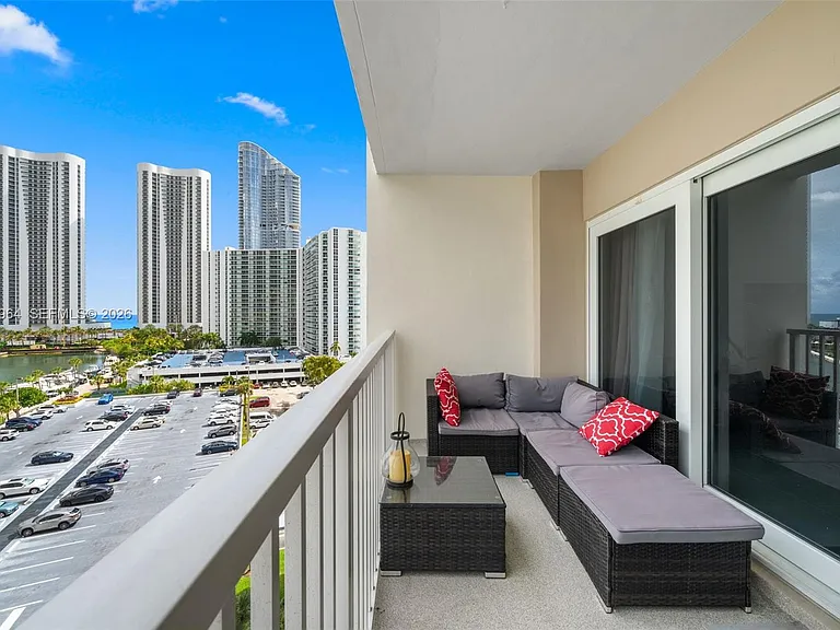 300 Bayview Dr #807 — Photo 3