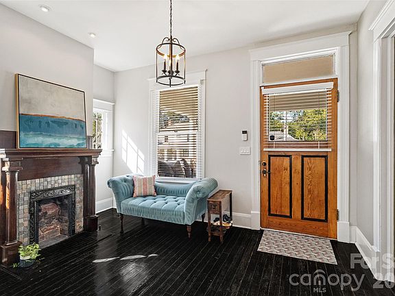 5th image of 233 Marion St