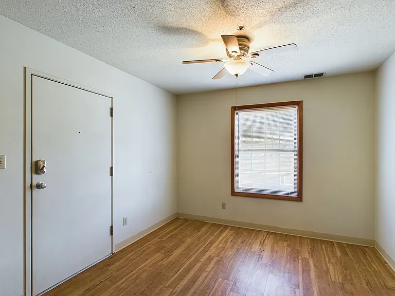 Chesterfield Apartments — Photo 9