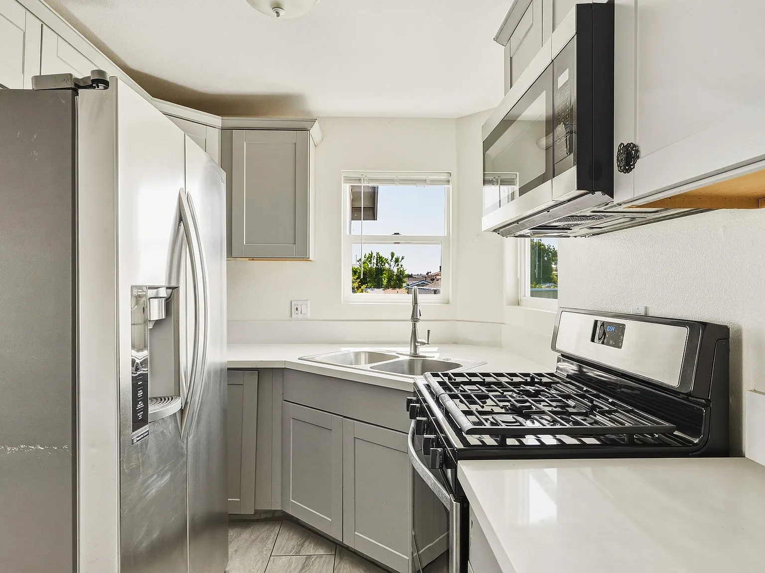 3 bed, $3,300 — Photo 2