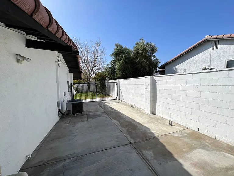 590 W Pico Rd — Photo 25