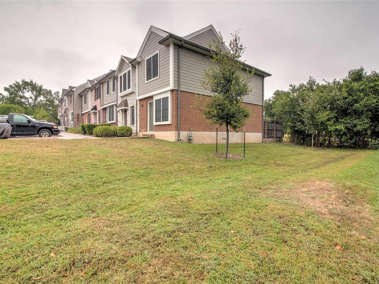 2 bed, 2.0 bath, 960 sqft, $1,350 — Photo 2