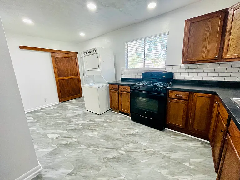 908 S Crutcher Ave #B — Photo 6