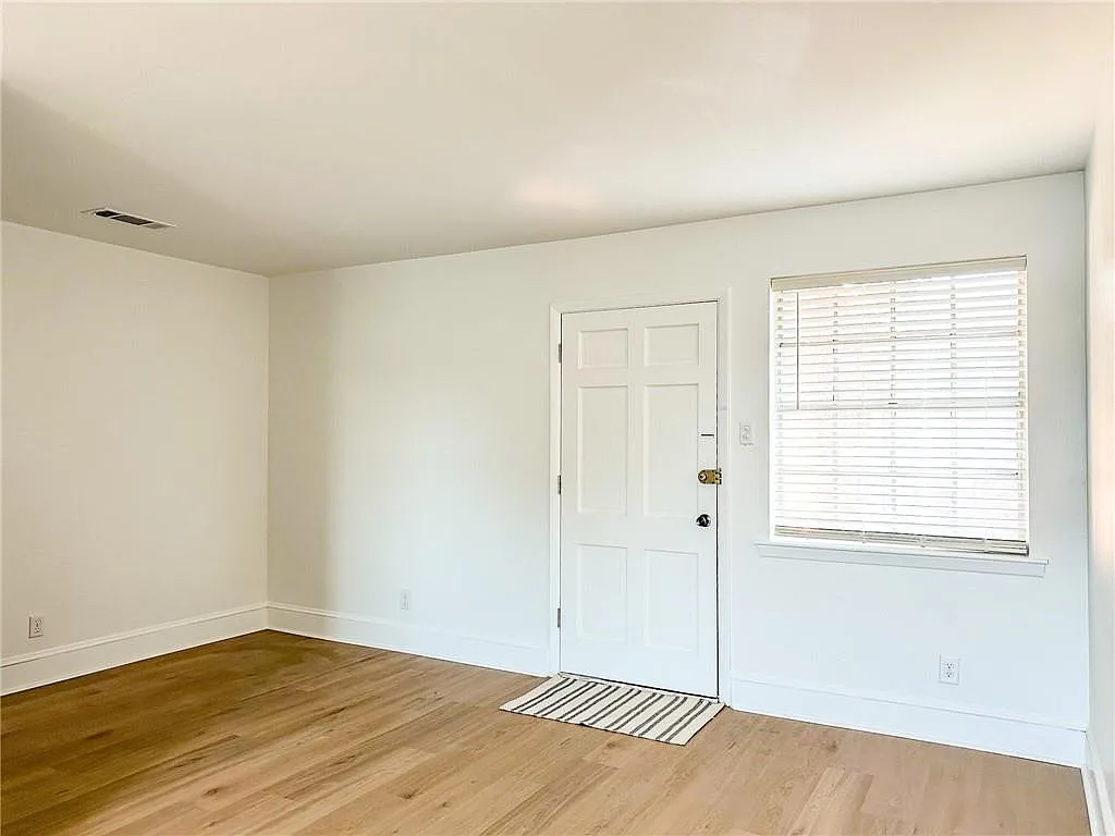 2 bed, 1.5 bath, 850 sqft, $1,250 — Photo 2