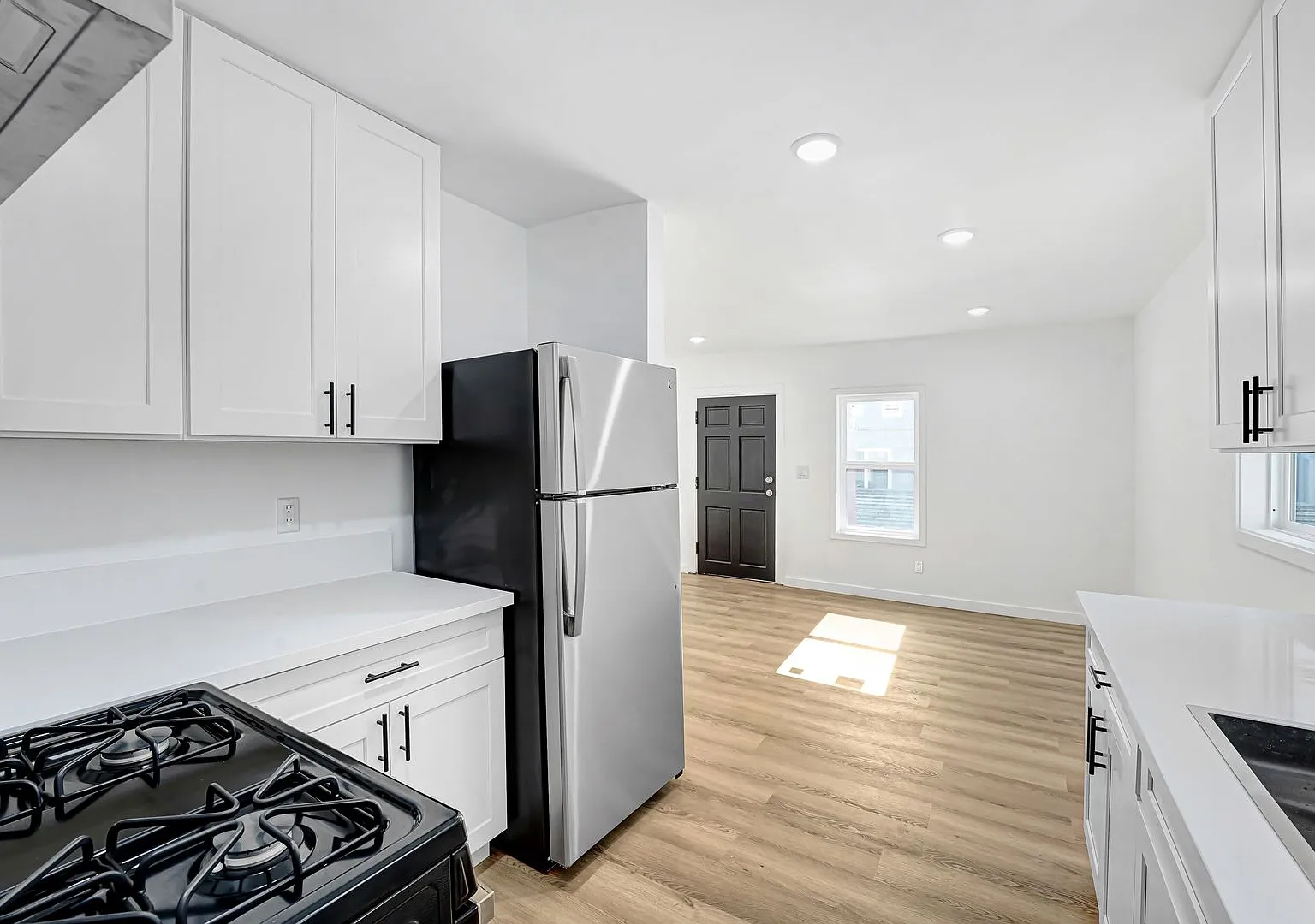 Newly Remodeled 1 Bedroom / 1 Bath With In-Unit Laundry In The Heart Of Hollywood! — Photo 3