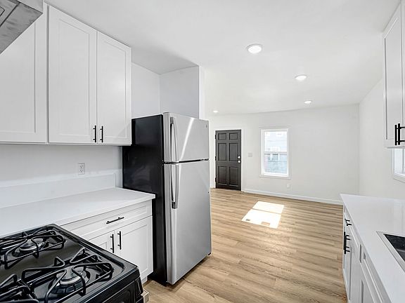 3rd image of 1142 N Mariposa Ave