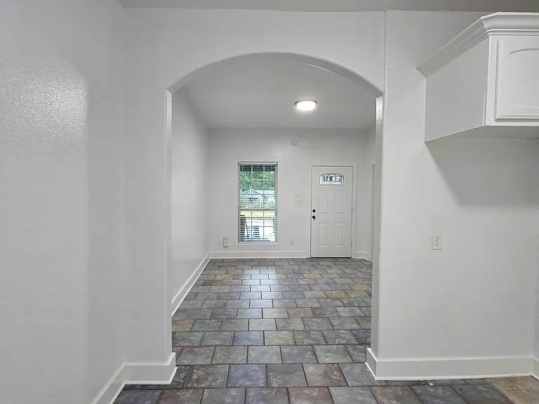 715 E Queen St — Photo 11