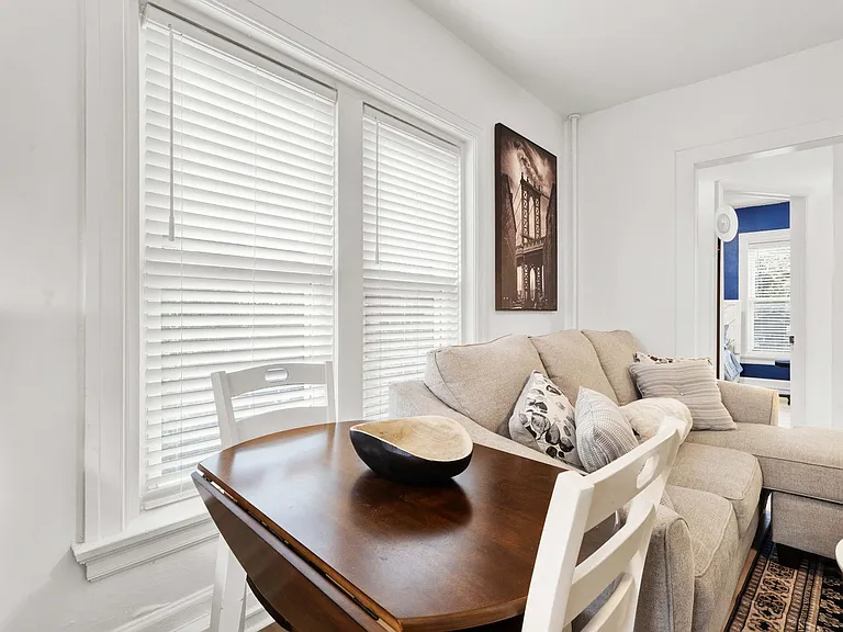 1032 Vaughn St — Photo 3