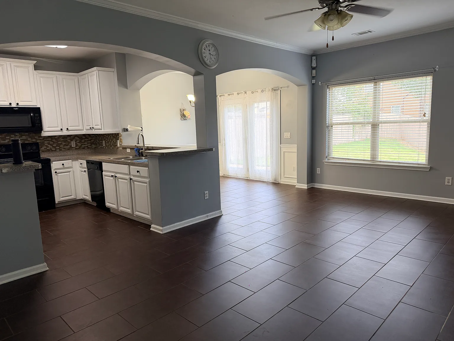 3 bed, 2020 sqft, $2,300 — Photo 4