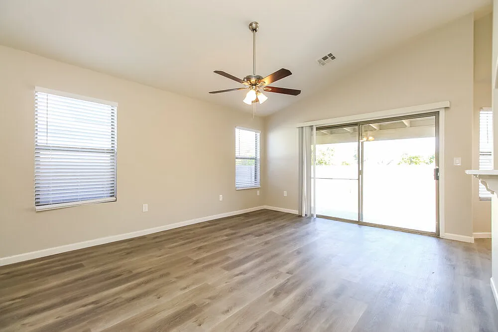 3 bed, 2.0 bath, 1233 sqft, $2,220 — Photo 3
